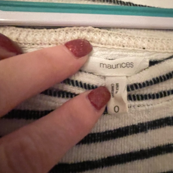 Black and white striped Maurice’s sweatshirt Size 0. Fits like an XL - Picture 2 of 2